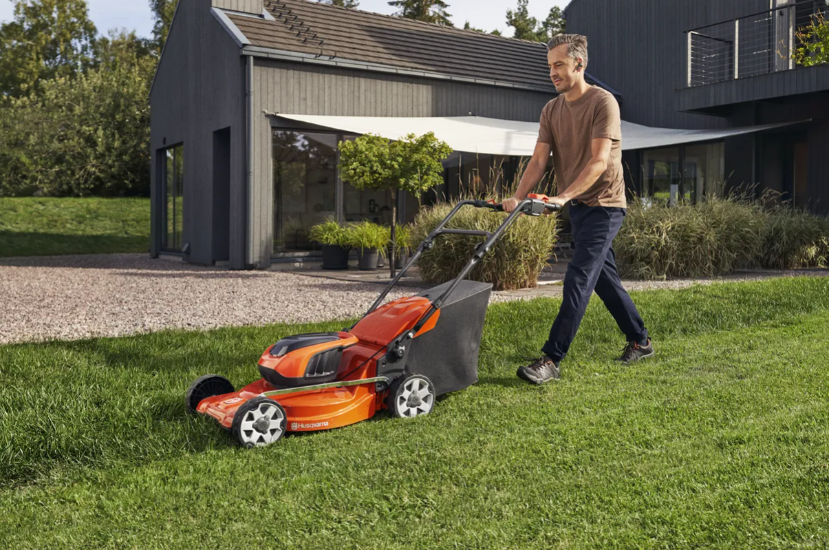 HUSQVARNA LC 142iS s akumulátorem a nabíječkou