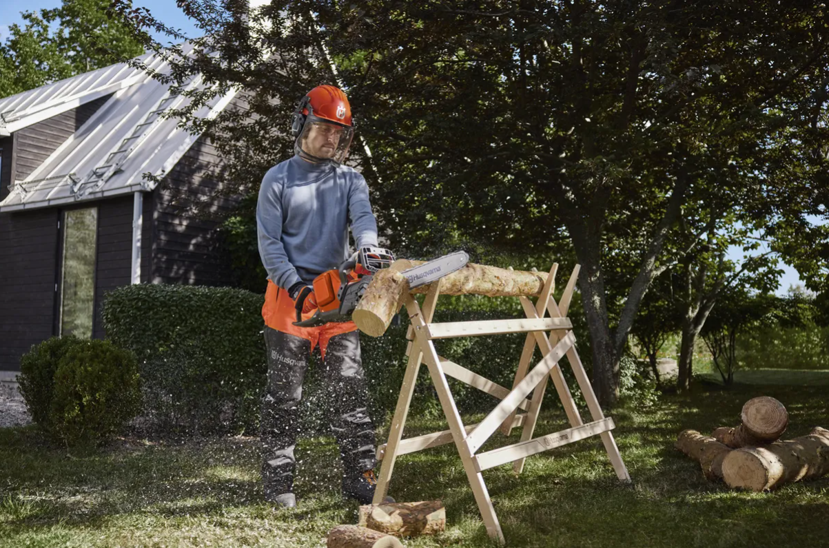 Husqvarna 240i​ s akumulátorem a nabíječkou