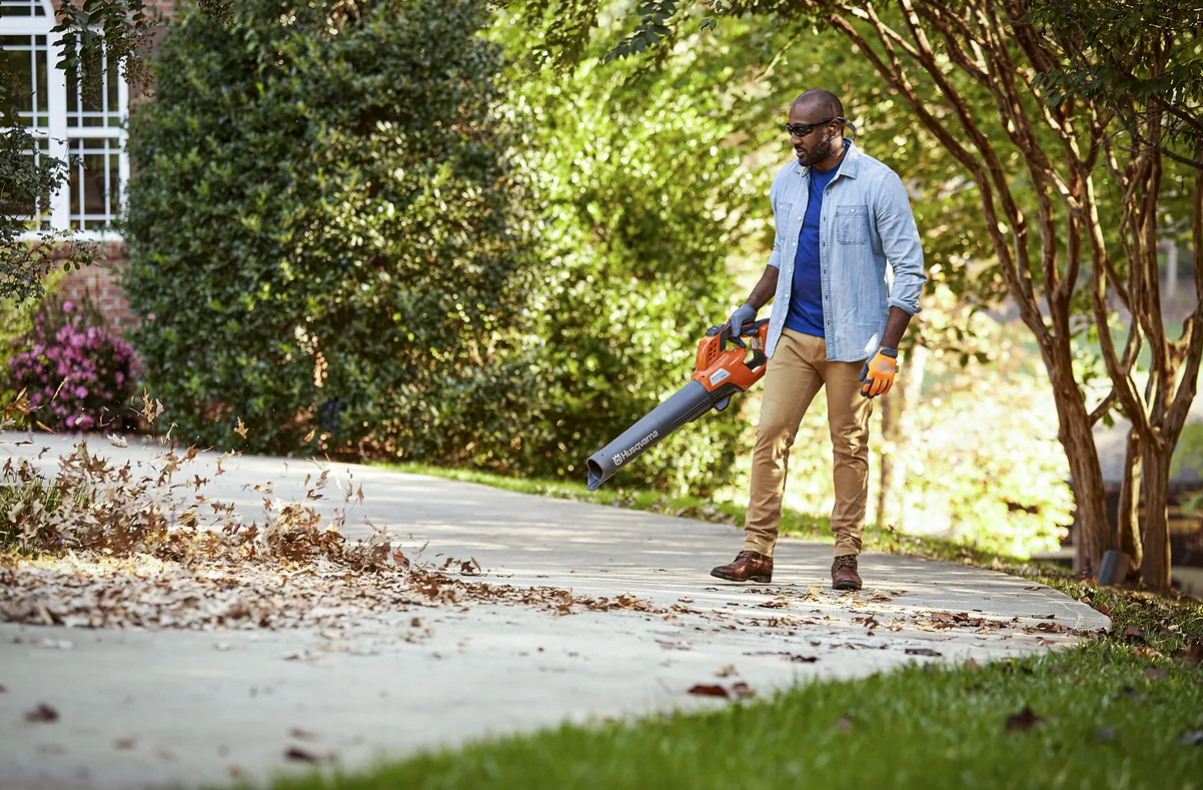 Husqvarna 230iB s akumulátorem a nabíječkou
