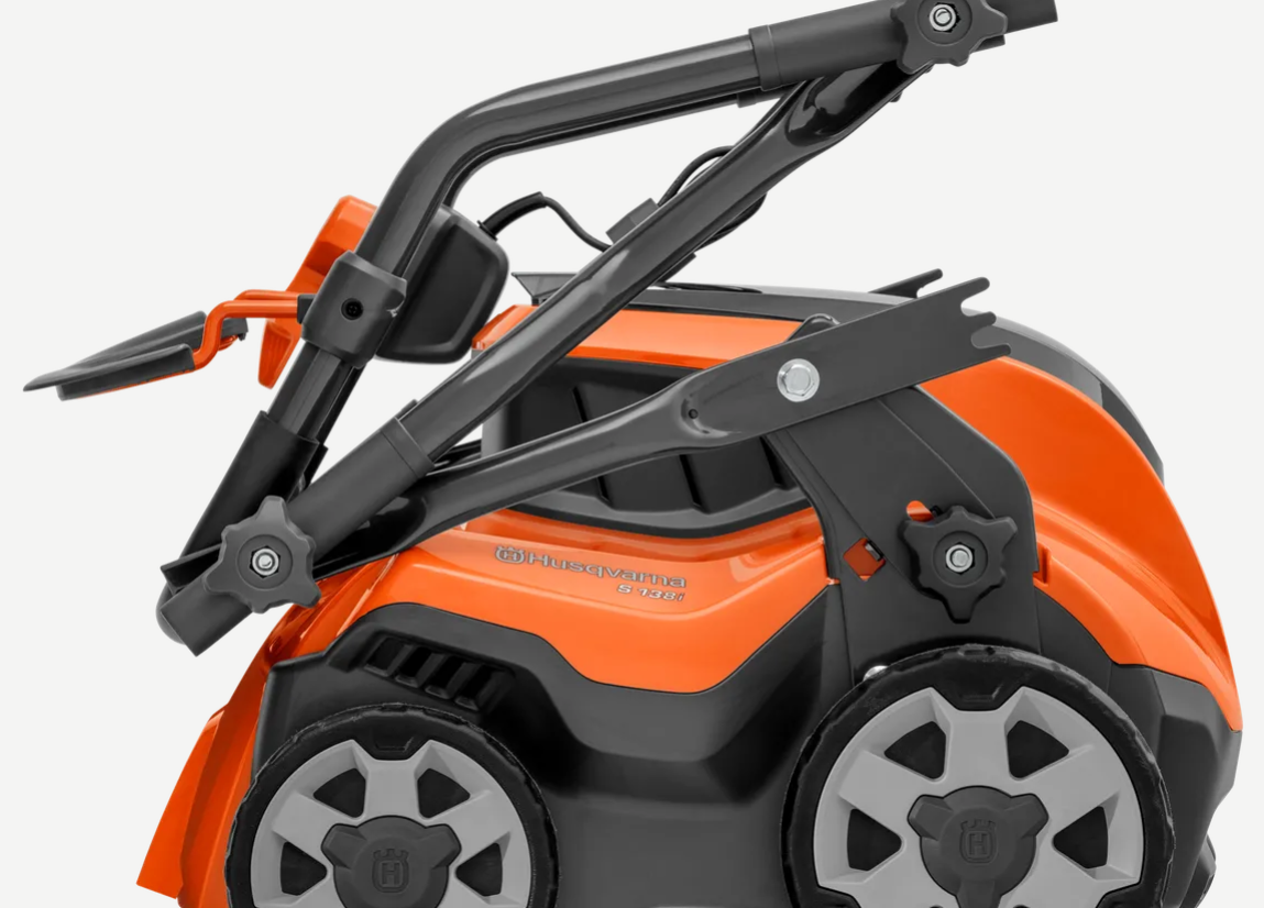 HUSQVARNA S 138i s akumulátorem a nabíječkou