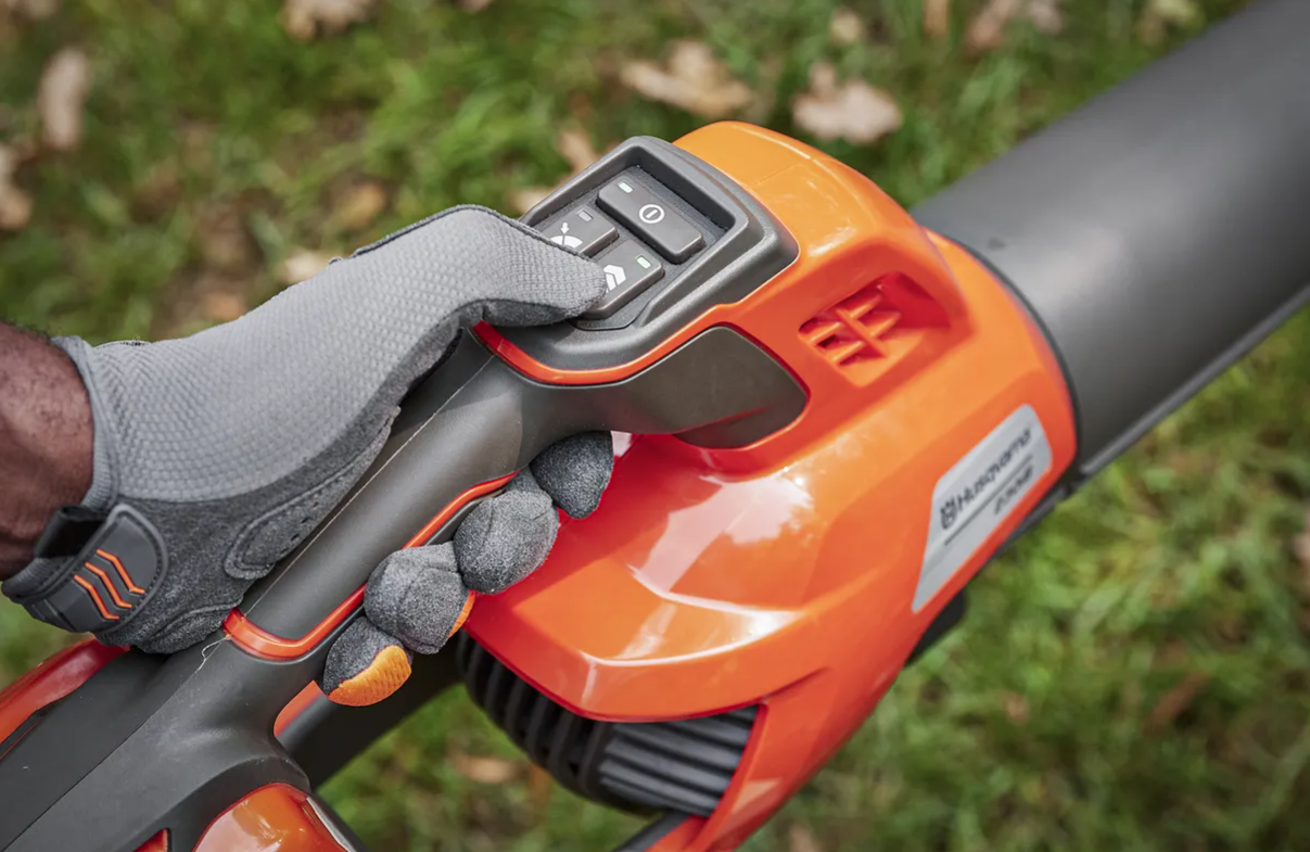 Husqvarna 230iB s akumulátorem a nabíječkou