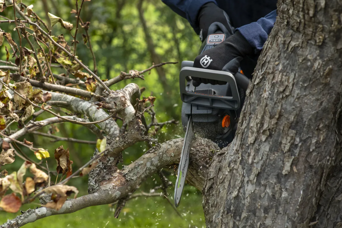 Aku pila Husqvarna Aspire™ C15X-P4A s akumulátorem a nabíječkou